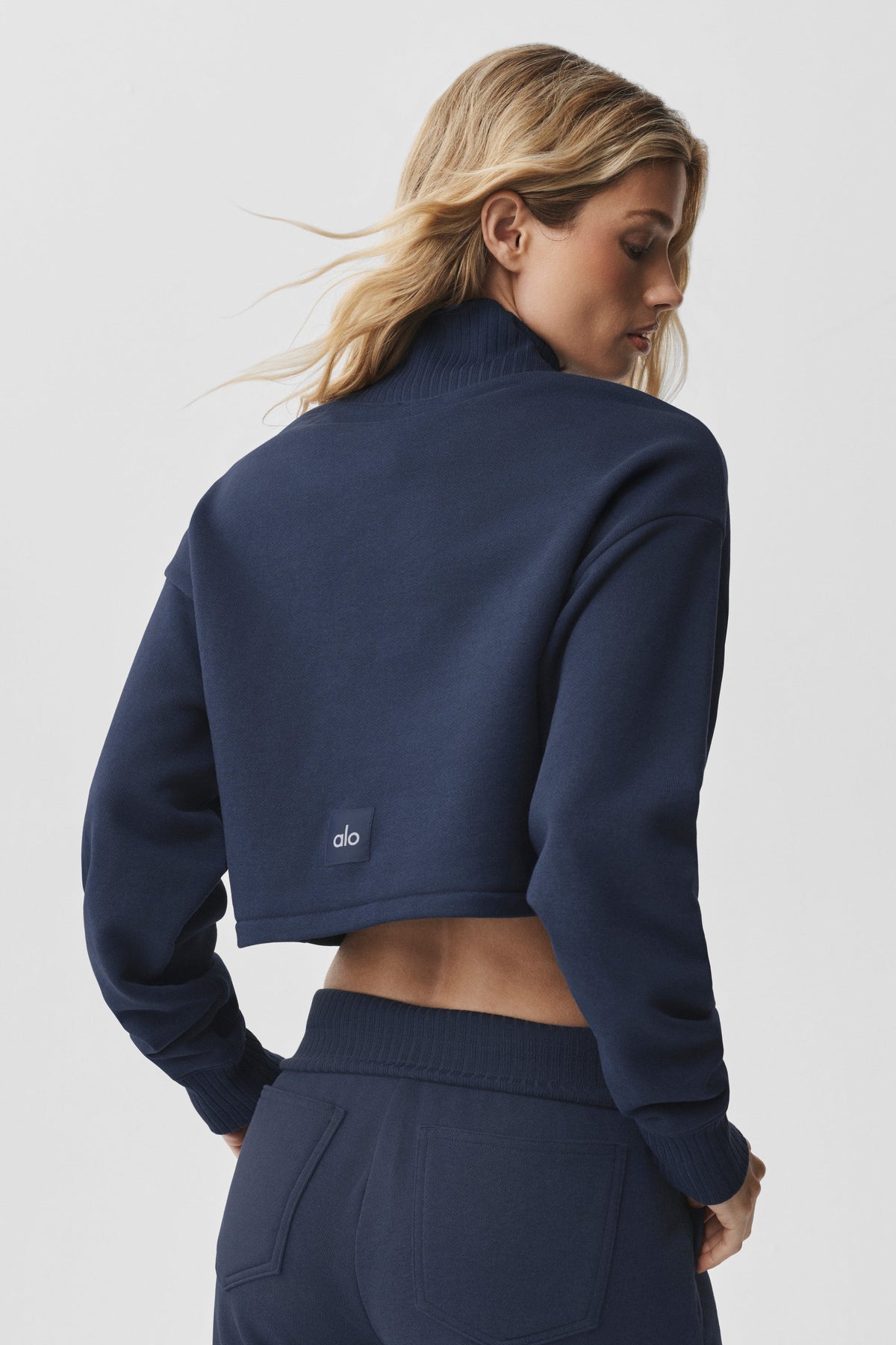 Alo Yoga Cropped Serenity Coverup - Navy - imagen 2