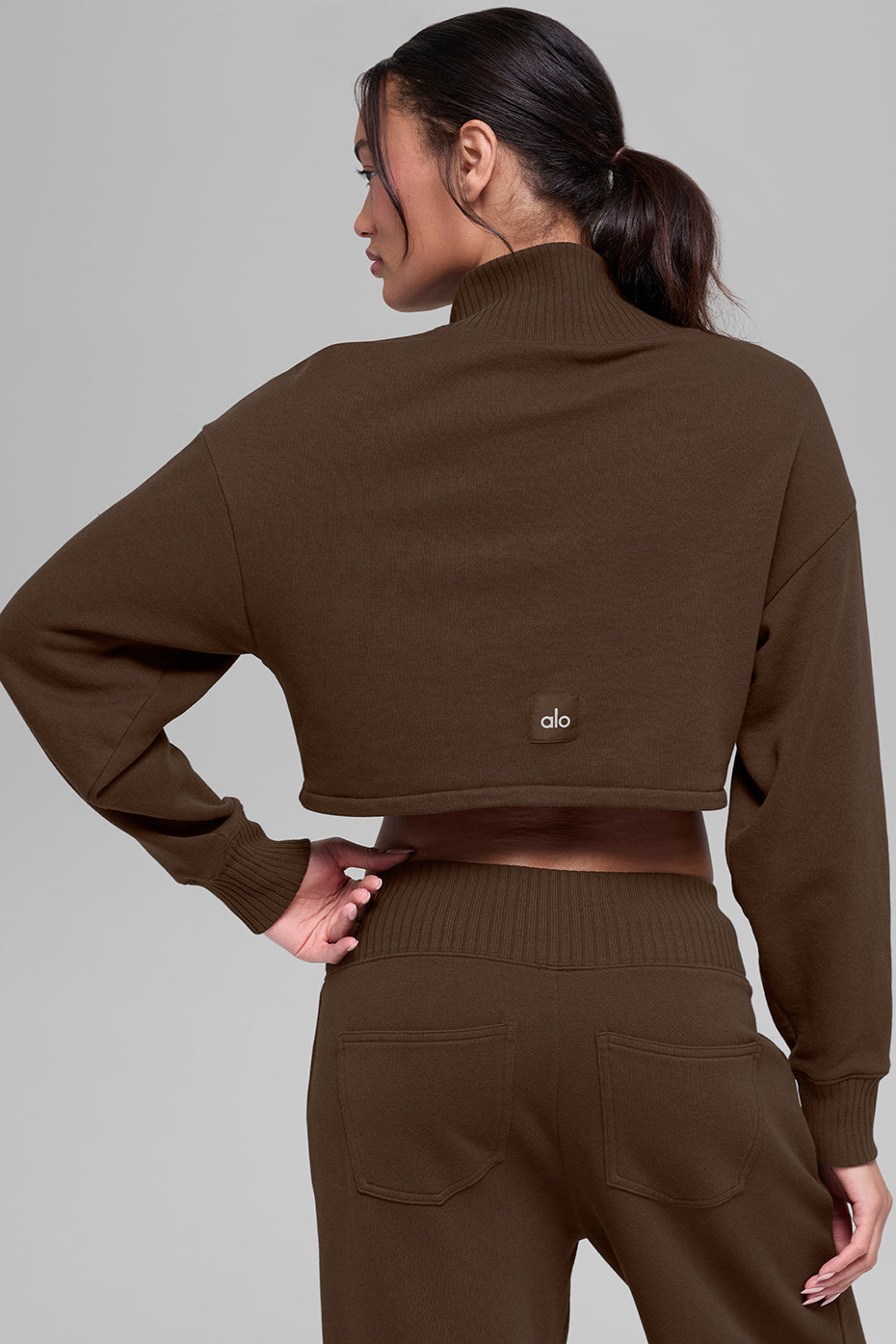 Alo Yoga Cropped Serenity Coverup - Espresso - imagen 3