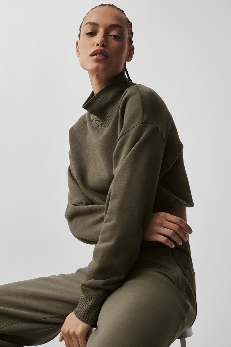 Alo Yoga Cropped Serenity Coverup - Olive Tree - imagen 5