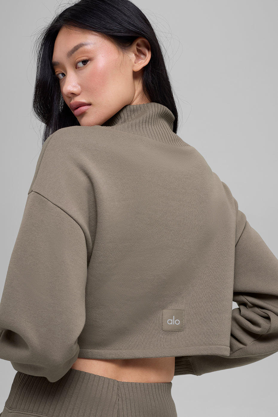 Alo Yoga Cropped Serenity Coverup - Light Cocoa - imagen 4