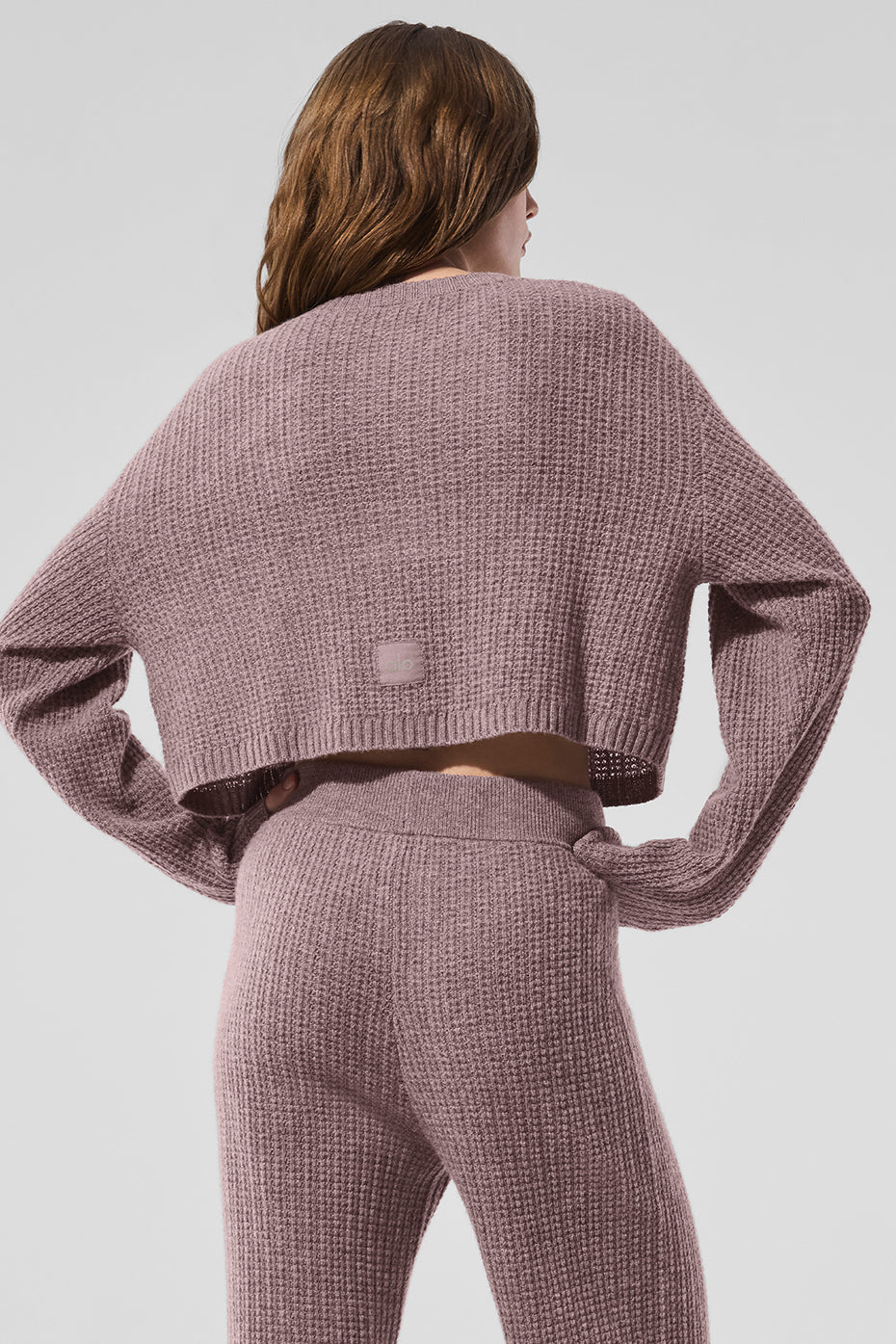Alo Yoga Cashmere Plush Waffle Cardigan - Mushroom Heather - imagen 3