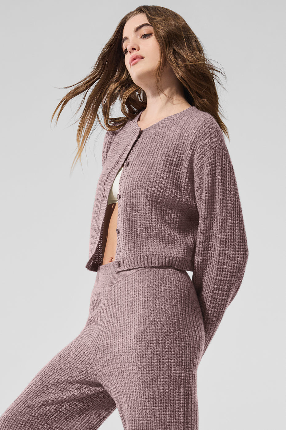 Alo Yoga Cashmere Plush Waffle Cardigan - Mushroom Heather - imagen 4