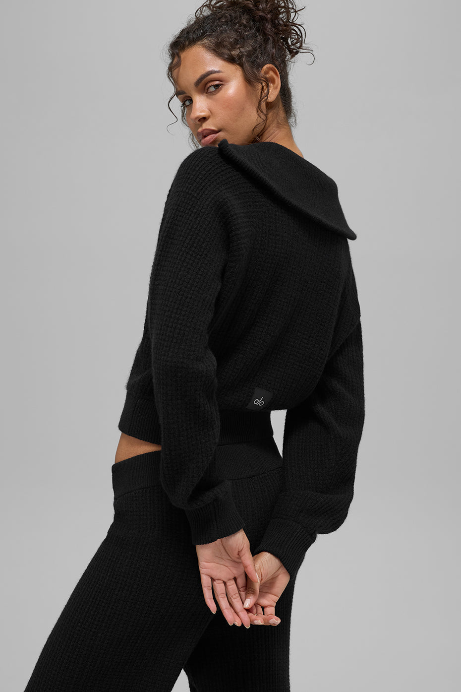 Alo Yoga Cashmere Plush Waffle 1/4 Zip Pullover - Black - imagen 5