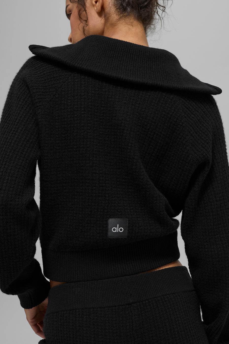 Alo Yoga Cashmere Plush Waffle 1/4 Zip Pullover - Black - imagen 3
