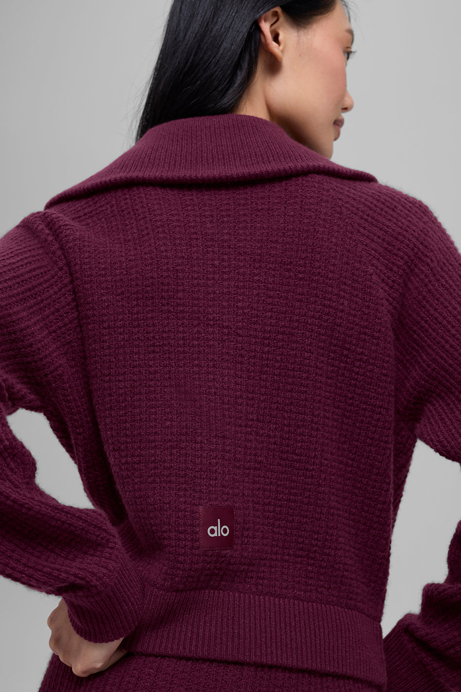 Alo Yoga Cashmere Plush Waffle 1/4 Zip Pullover - Burgundy - imagen 4