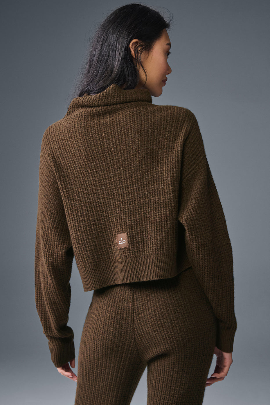 Alo Yoga Cashmere Plush Waffle Turtleneck Pullover - Espresso - imagen 4
