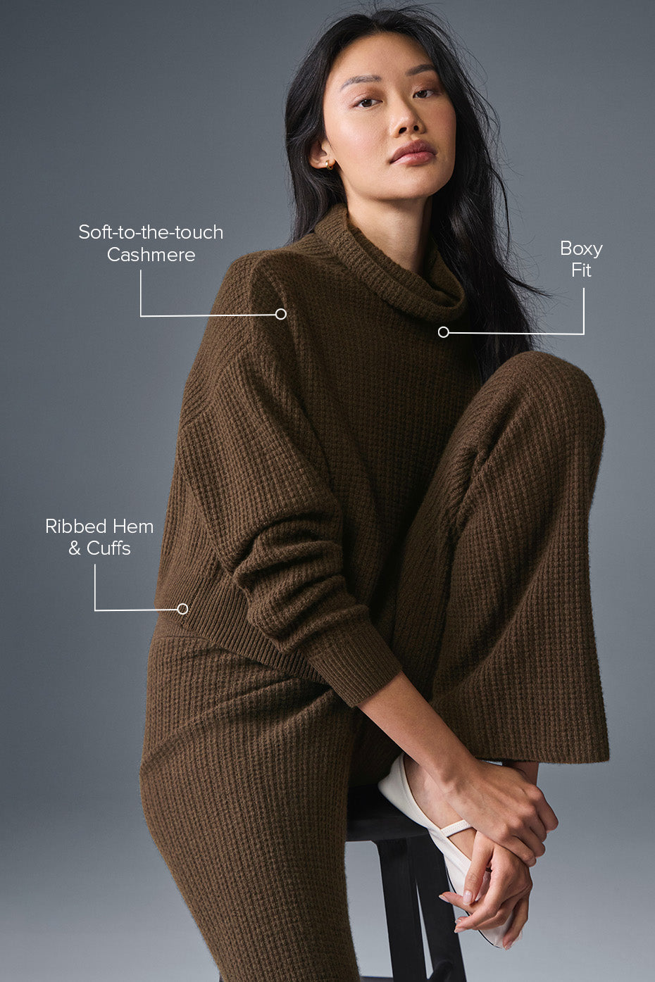 Alo Yoga Cashmere Plush Waffle Turtleneck Pullover - Espresso - imagen 2