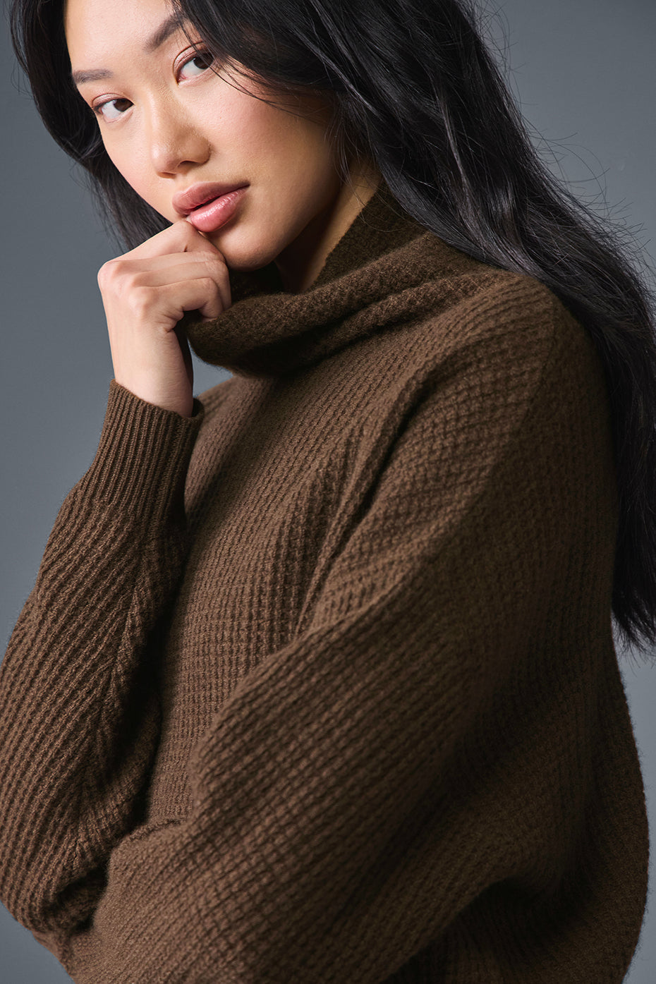 Alo Yoga Cashmere Plush Waffle Turtleneck Pullover - Espresso - imagen 3