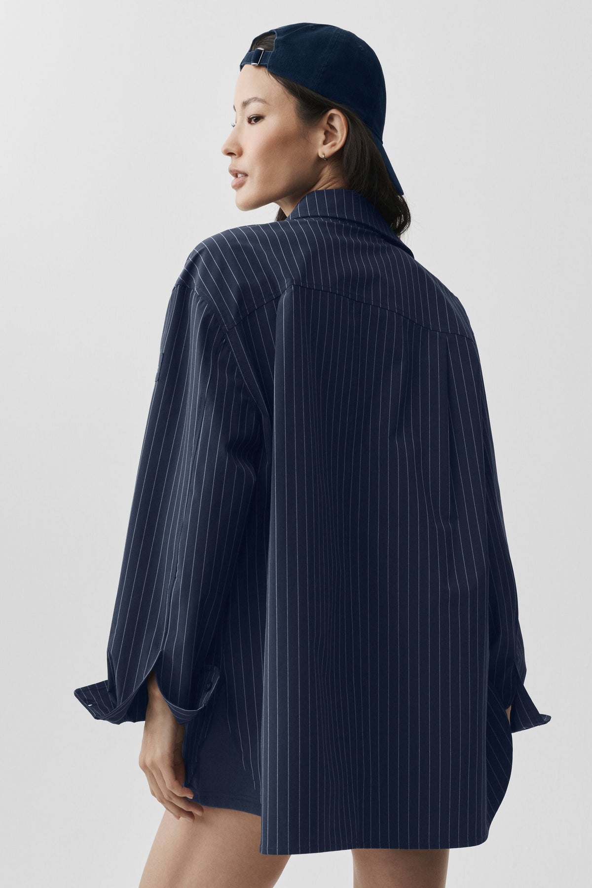 Alo Yoga Pinstripe Daylight Button Down Long Sleeve - Navy/Ivory - imagen 3