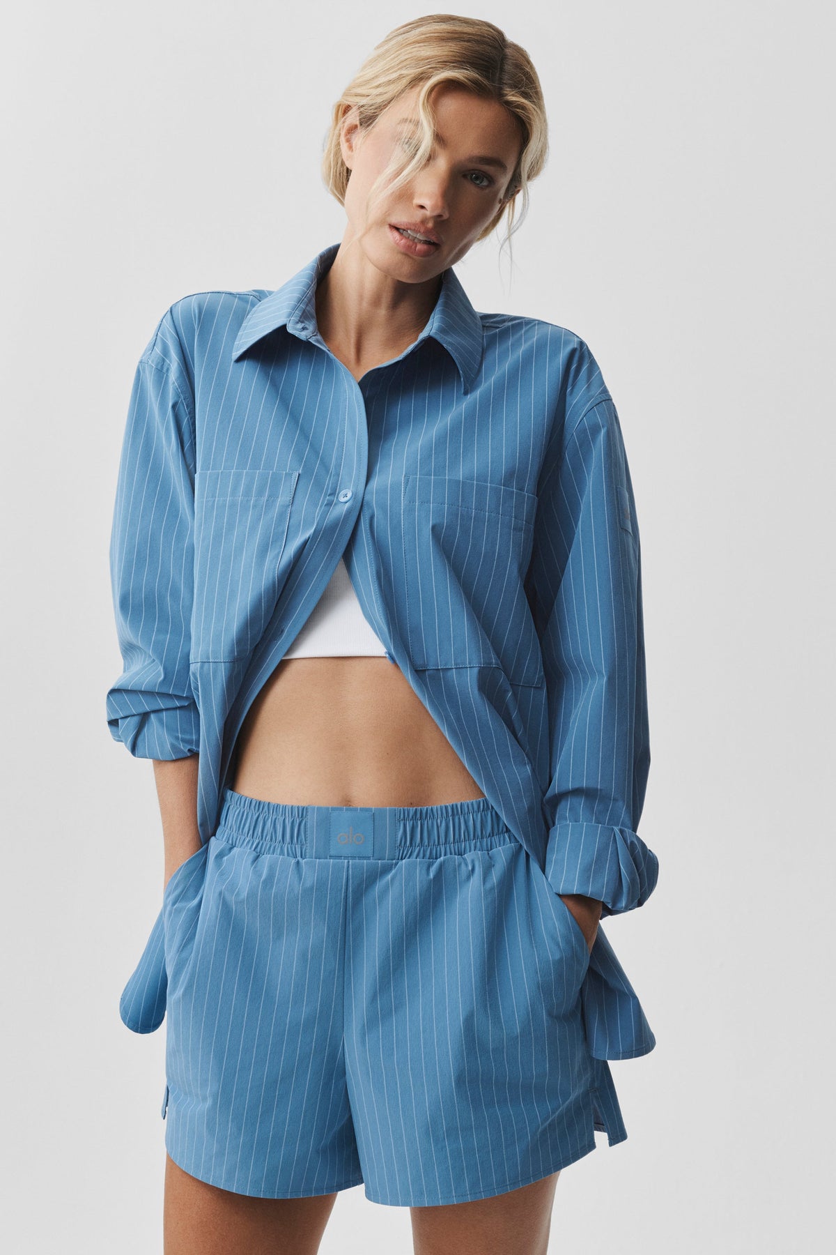 Alo Yoga Pinstripe Daylight Button Down Long Sleeve - California Blue/White - imagen 2