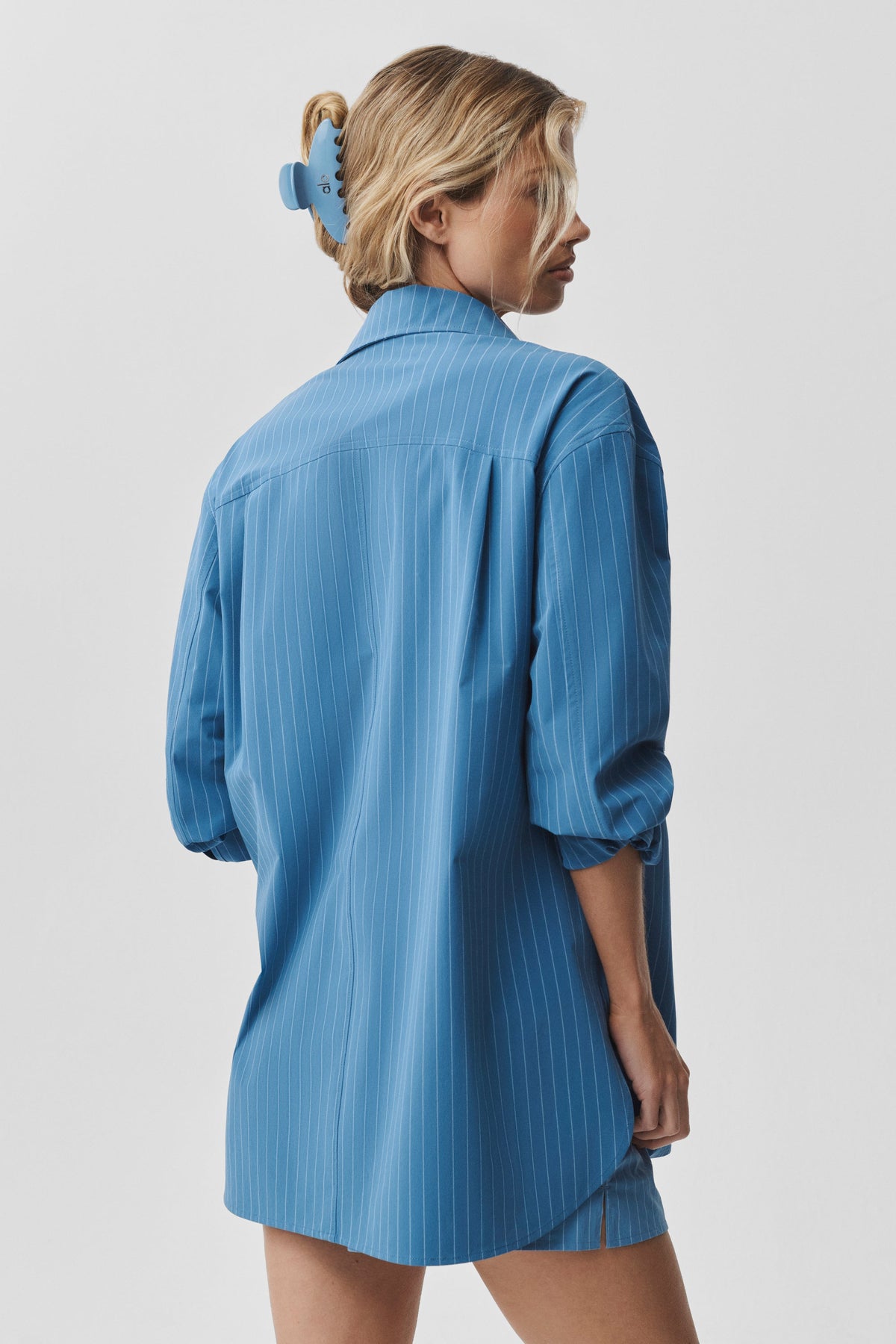 Alo Yoga Pinstripe Daylight Button Down Long Sleeve - California Blue/White - imagen 3