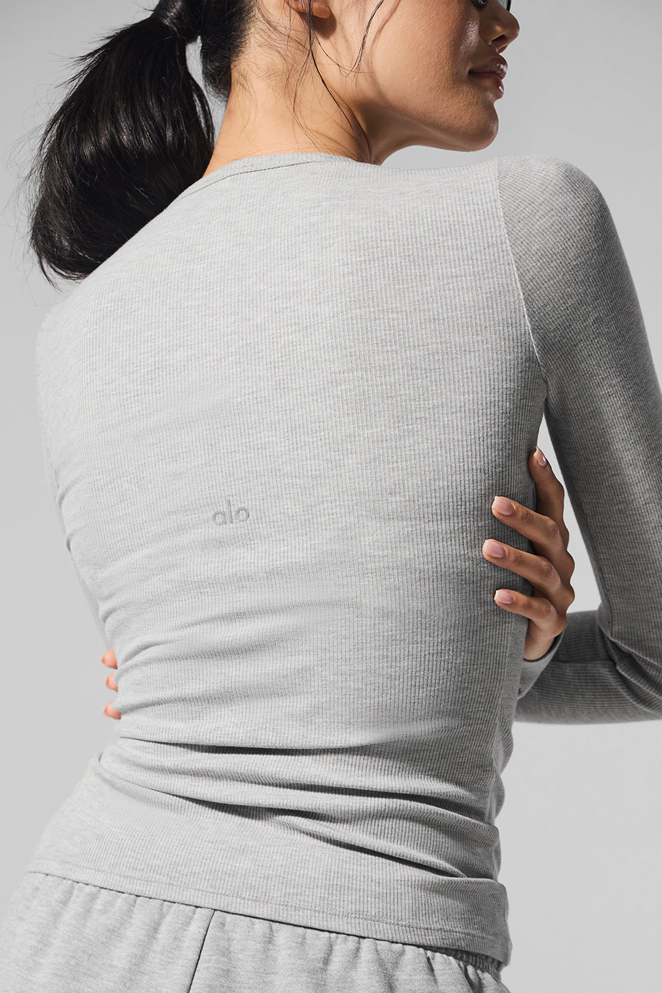 Alo Yoga Ribbed Modal Long Sleeve - Athletic Heather Grey - imagen 5