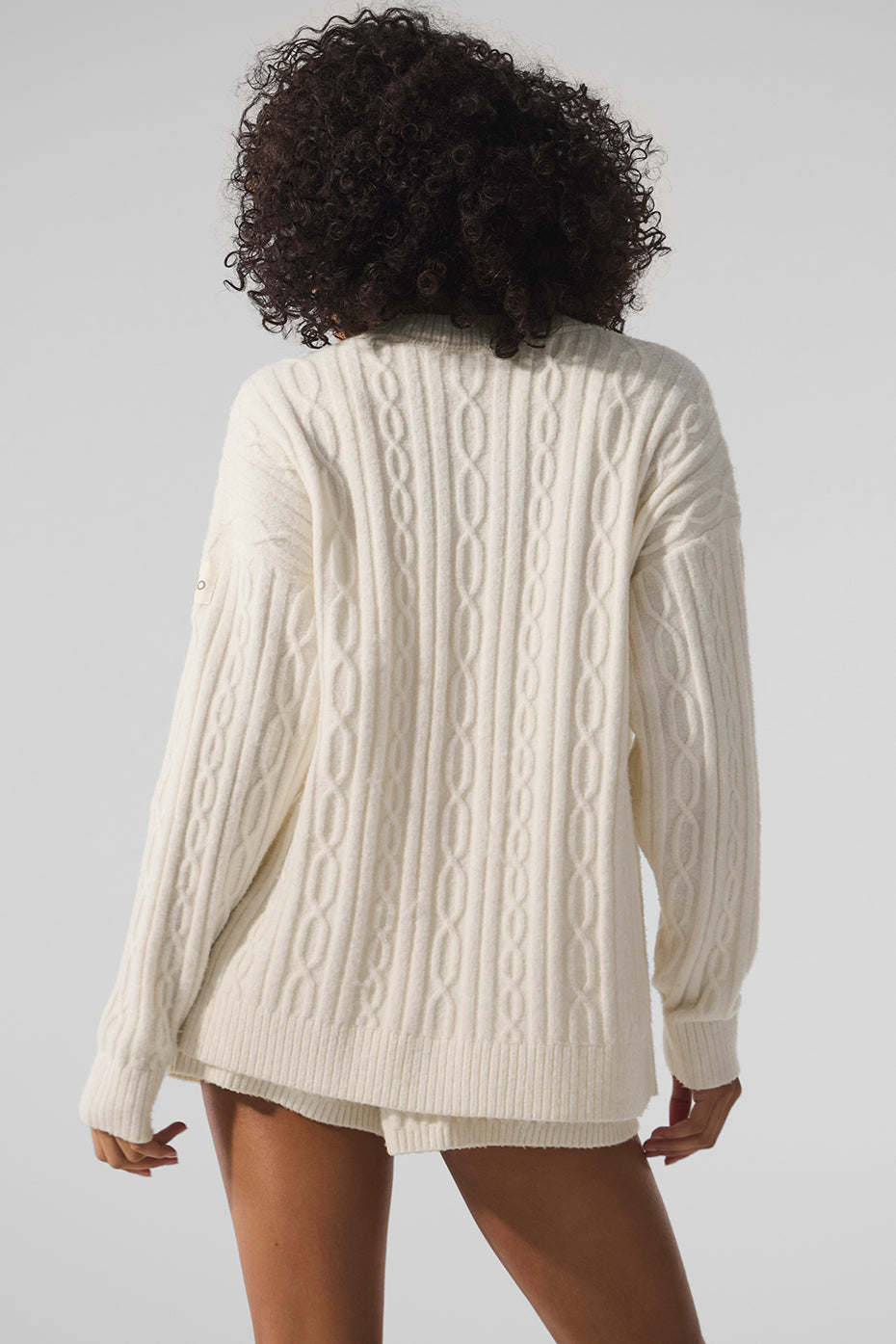 Alo Yoga Cable Knit Winter Bliss Cardigan - Ivory - imagen 3