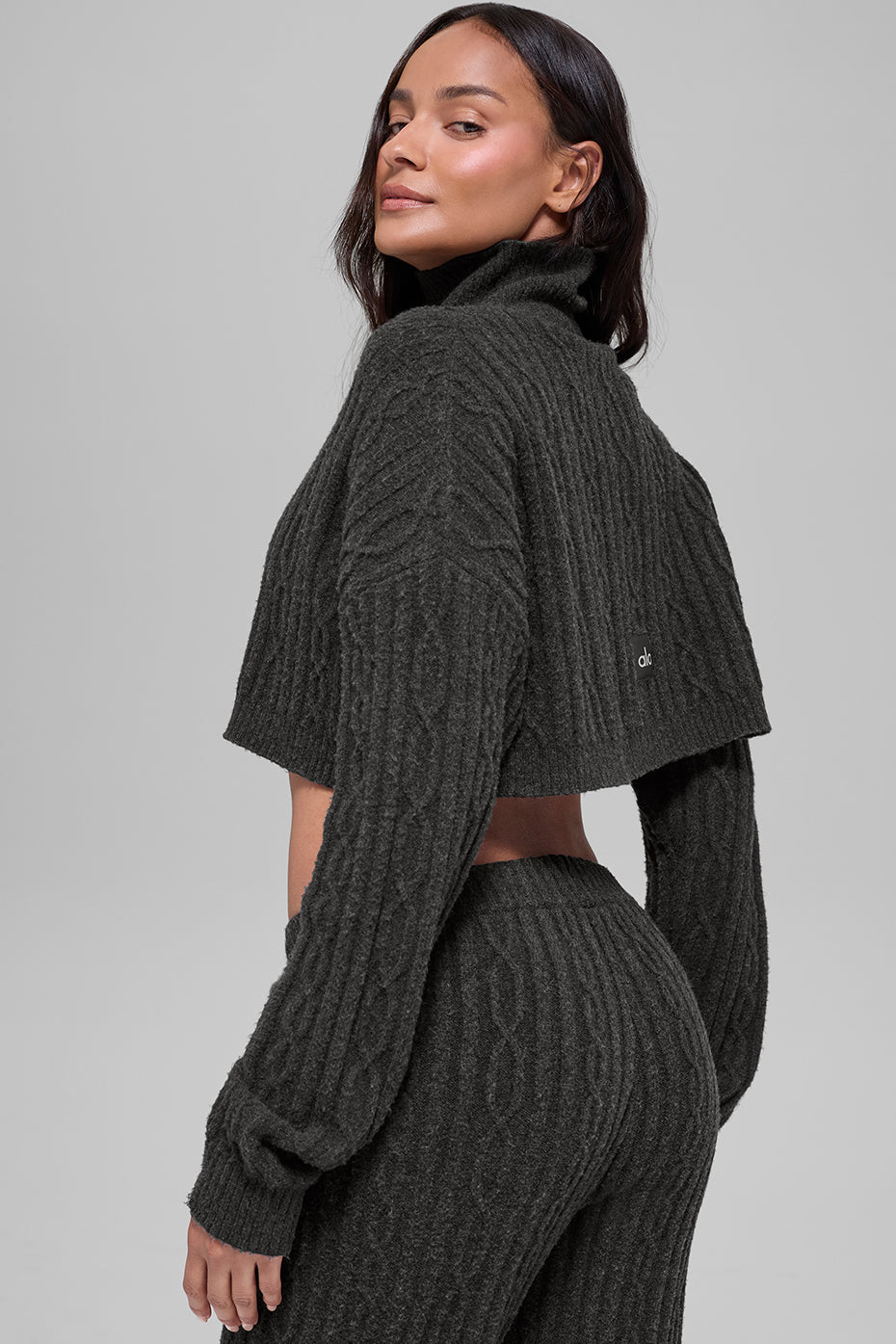 Alo Yoga Cable Knit Cropped Winter Bliss Turtleneck Long Sleeve - Dark Heather Grey - imagen 3