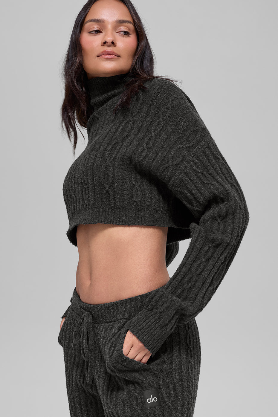 Alo Yoga Cable Knit Cropped Winter Bliss Turtleneck Long Sleeve - Dark Heather Grey - imagen 4