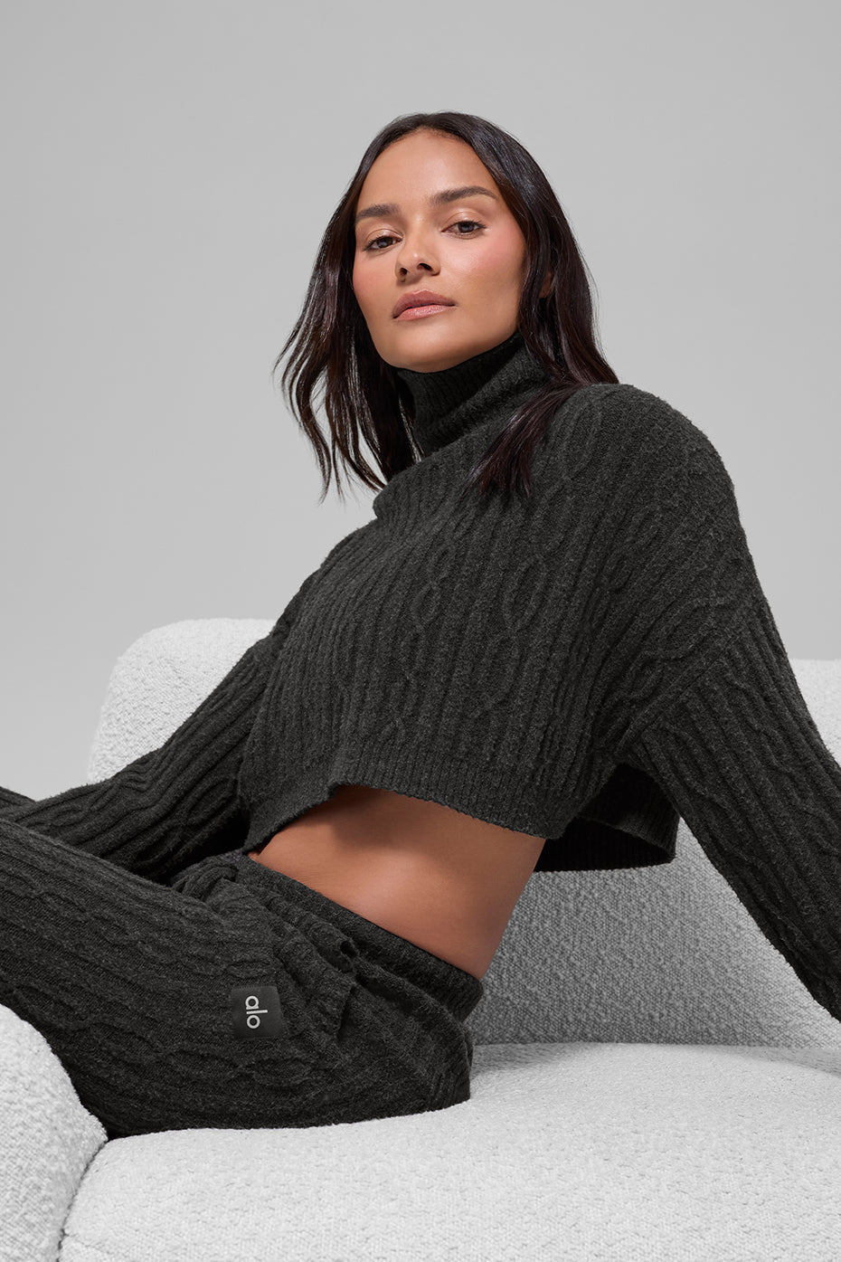 Alo Yoga Cable Knit Cropped Winter Bliss Turtleneck Long Sleeve - Dark Heather Grey - imagen 5