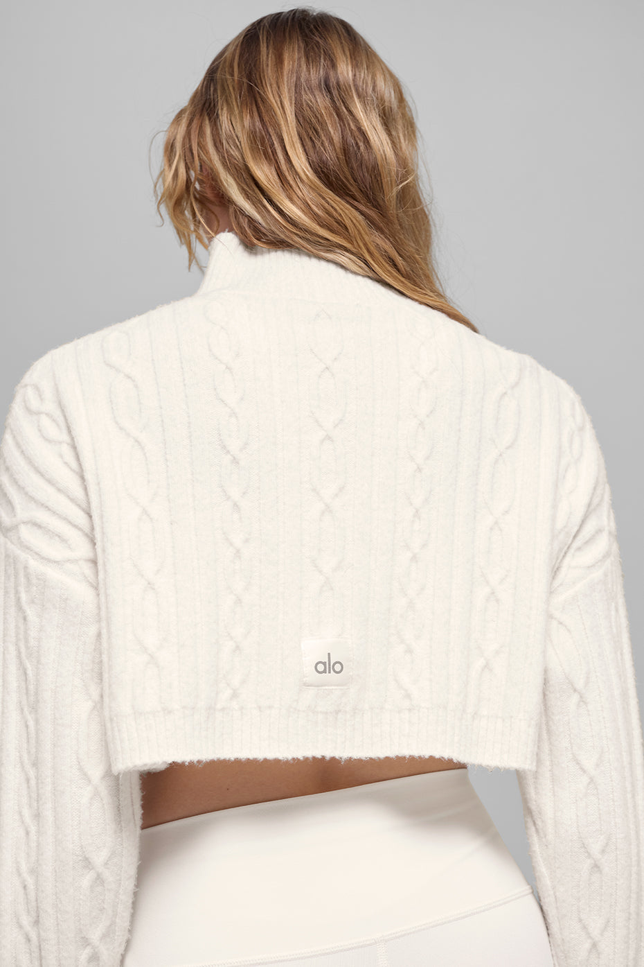Alo Yoga Cable Knit Cropped Winter Bliss Turtleneck Long Sleeve - Ivory - imagen 3