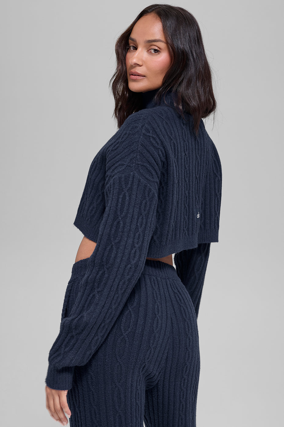Alo Yoga Cable Knit Cropped Winter Bliss Turtleneck Long Sleeve - Navy - imagen 4