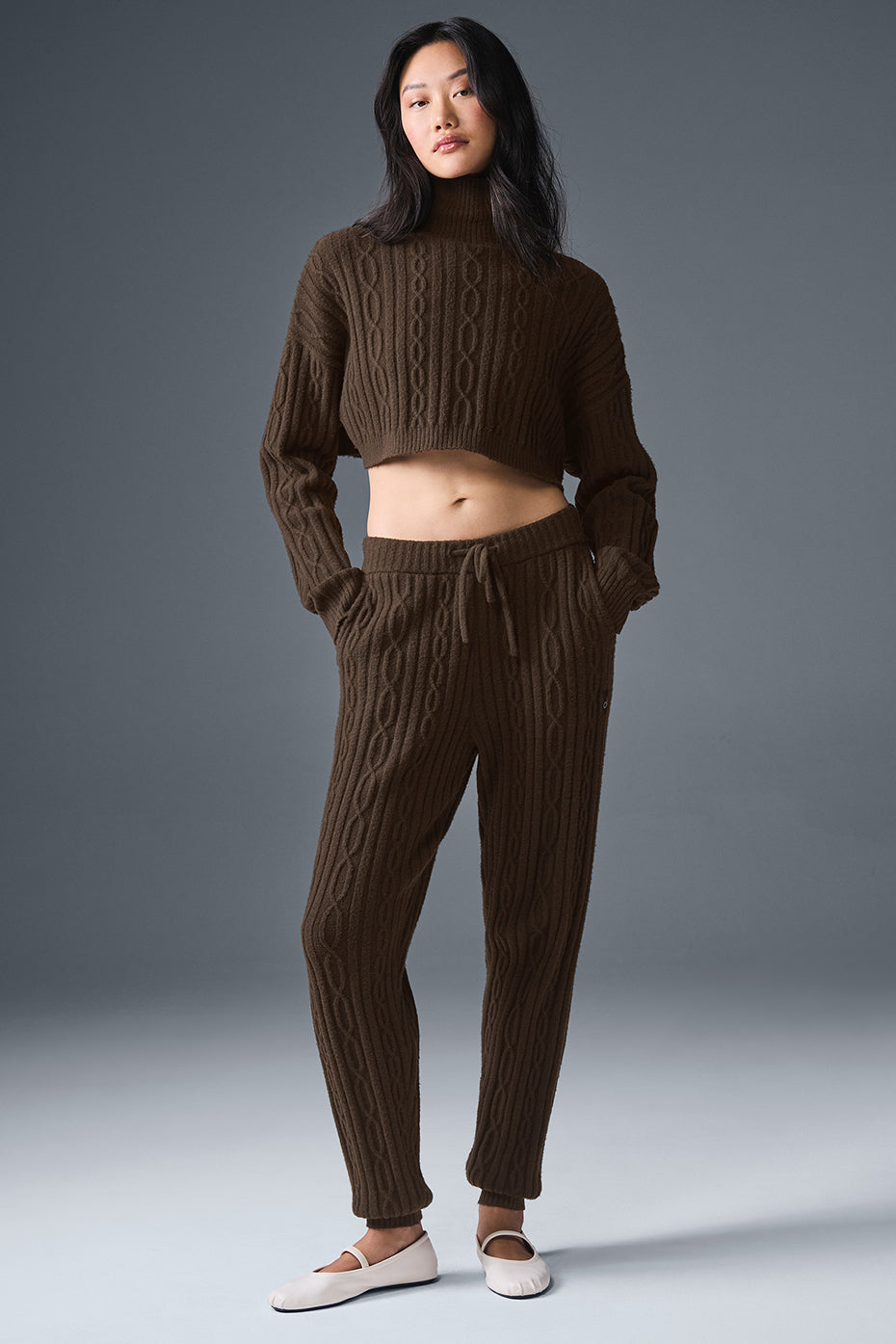 Alo Yoga Cable Knit Cropped Winter Bliss Turtleneck Long Sleeve - Espresso - imagen 3