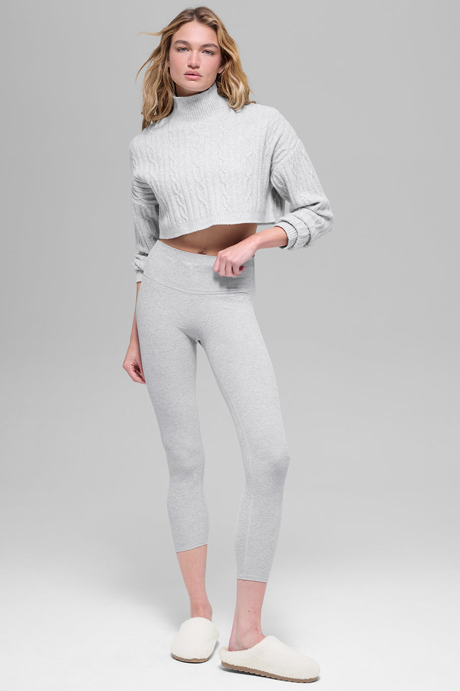 Alo Yoga Cable Knit Cropped Winter Bliss Turtleneck Long Sleeve - Athletic Heather Grey - imagen 5