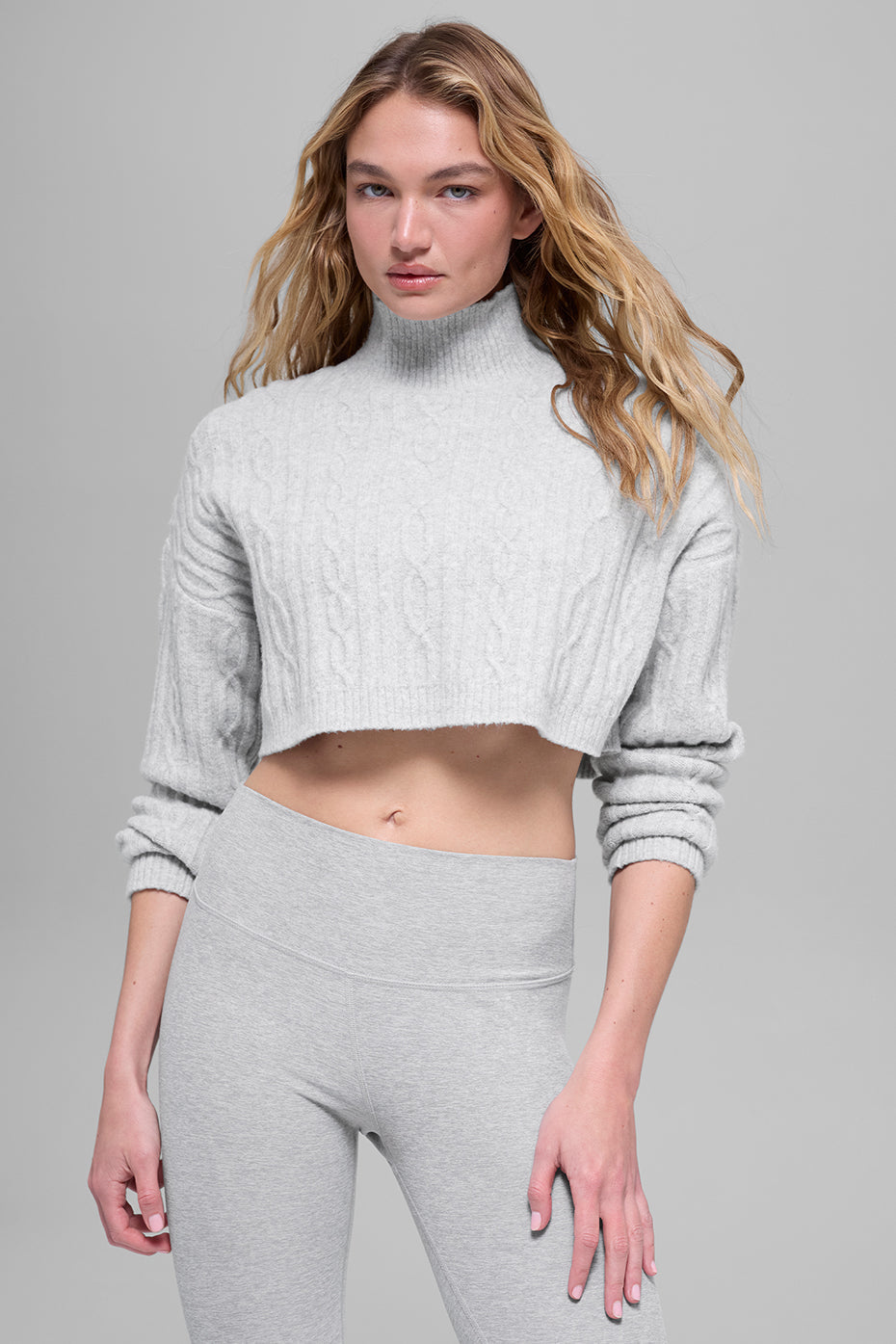 Alo Yoga Cable Knit Cropped Winter Bliss Turtleneck Long Sleeve - Athletic Heather Grey - imagen 1