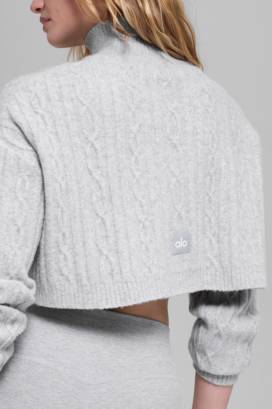 Alo Yoga Cable Knit Cropped Winter Bliss Turtleneck Long Sleeve - Athletic Heather Grey - imagen 3