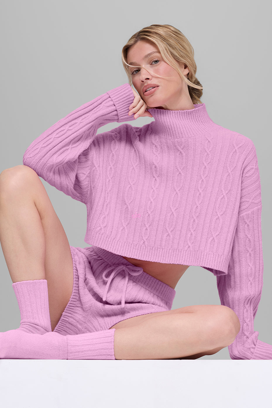 Alo Yoga Cable Knit Cropped Winter Bliss Turtleneck Long Sleeve - Candy Heart Pink - imagen 5
