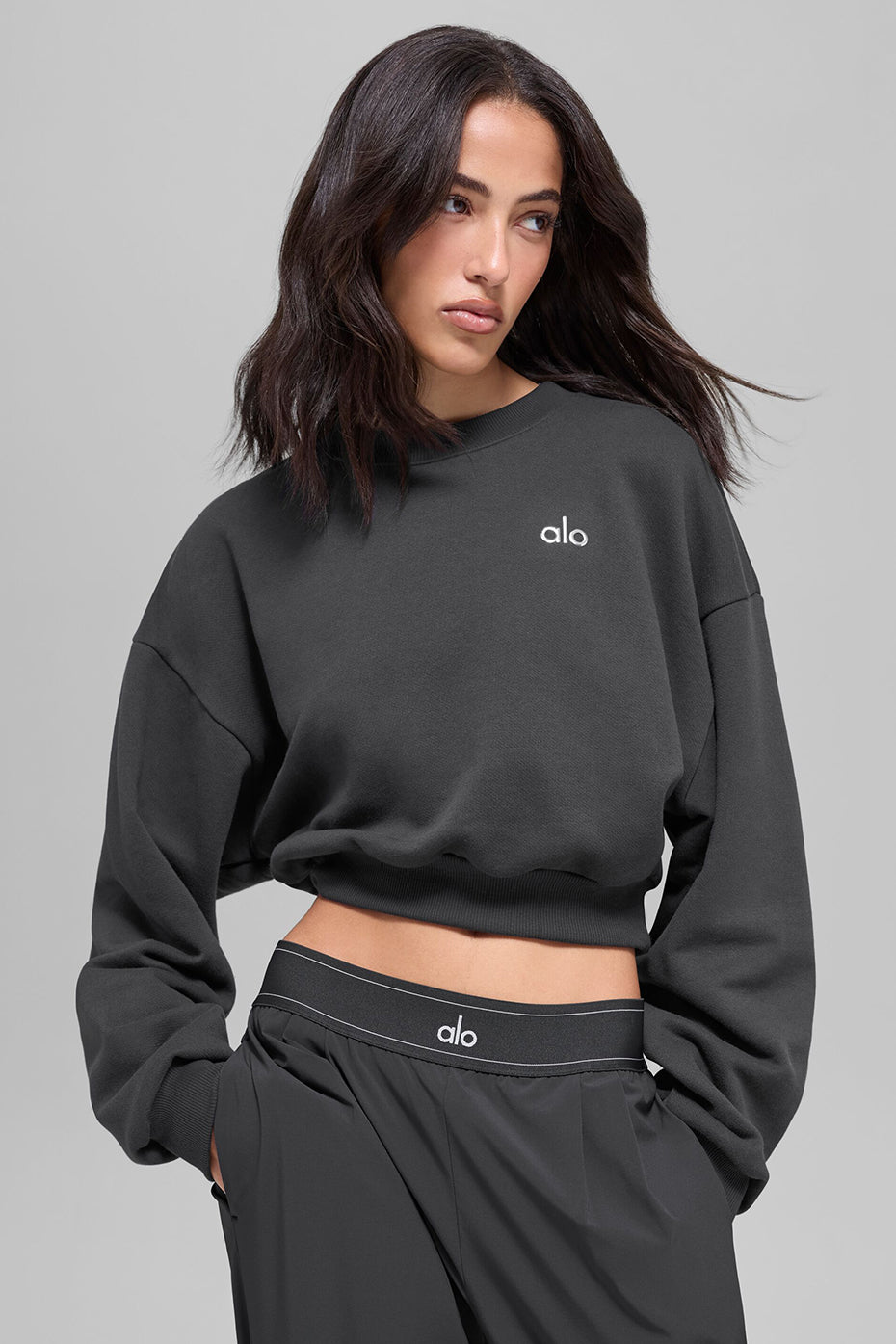 Alo Yoga Cropped Accolade Crewneck - Anthracite - imagen 3