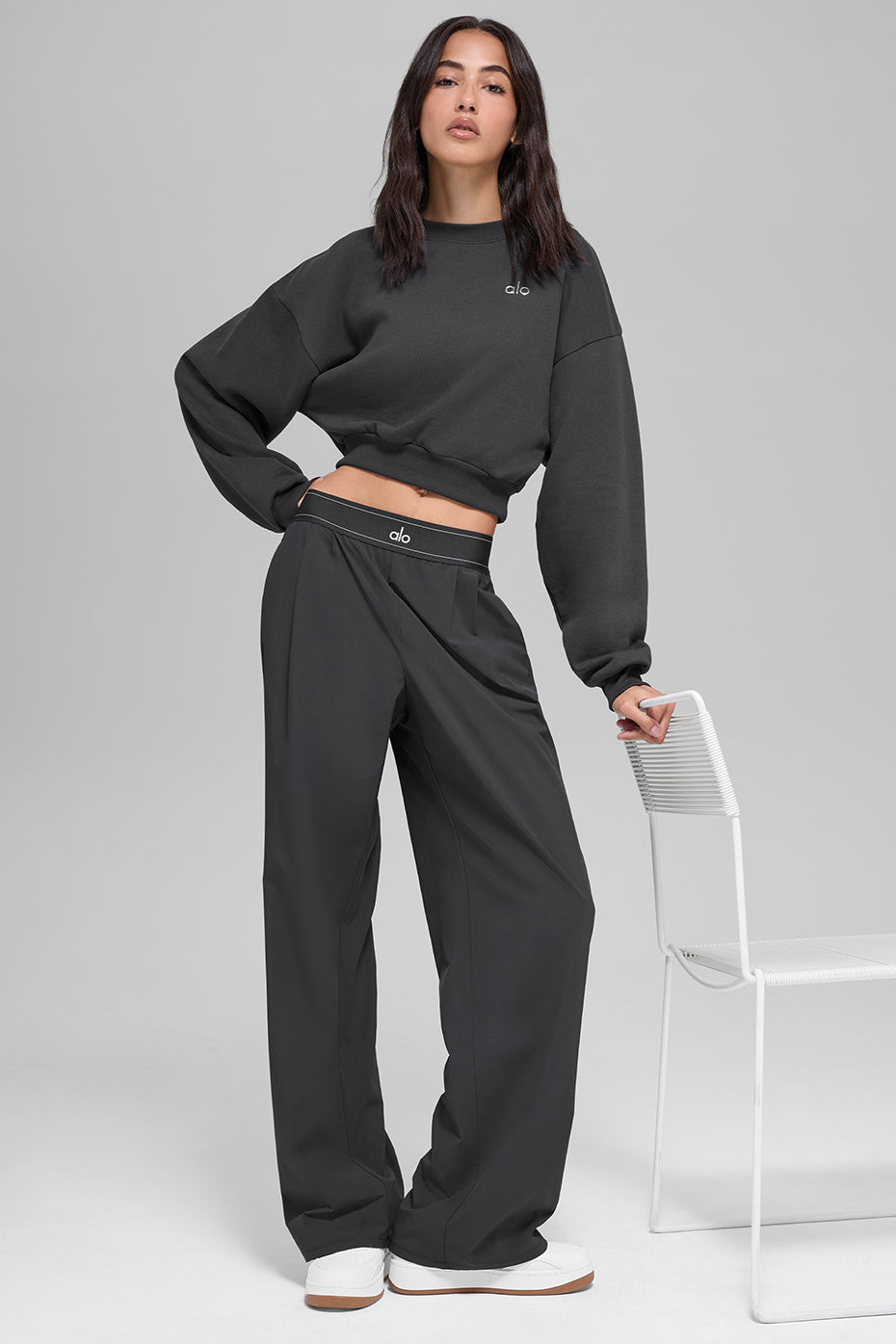 Alo Yoga Cropped Accolade Crewneck - Anthracite - imagen 5