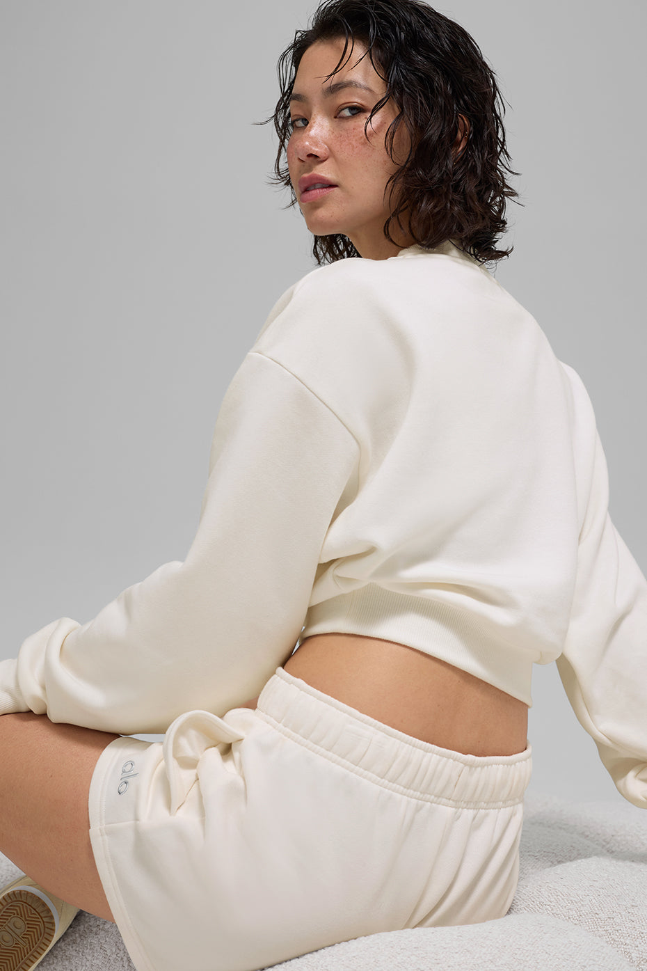 Alo Yoga Cropped Accolade Crewneck - Ivory - imagen 4