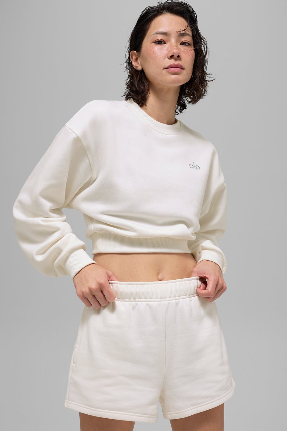 Alo Yoga Cropped Accolade Crewneck - Ivory - imagen 1