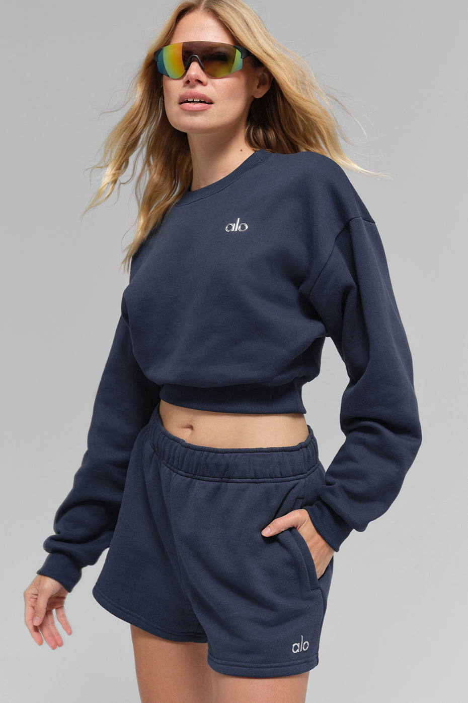Alo Yoga Cropped Accolade Crewneck - Navy - imagen 4