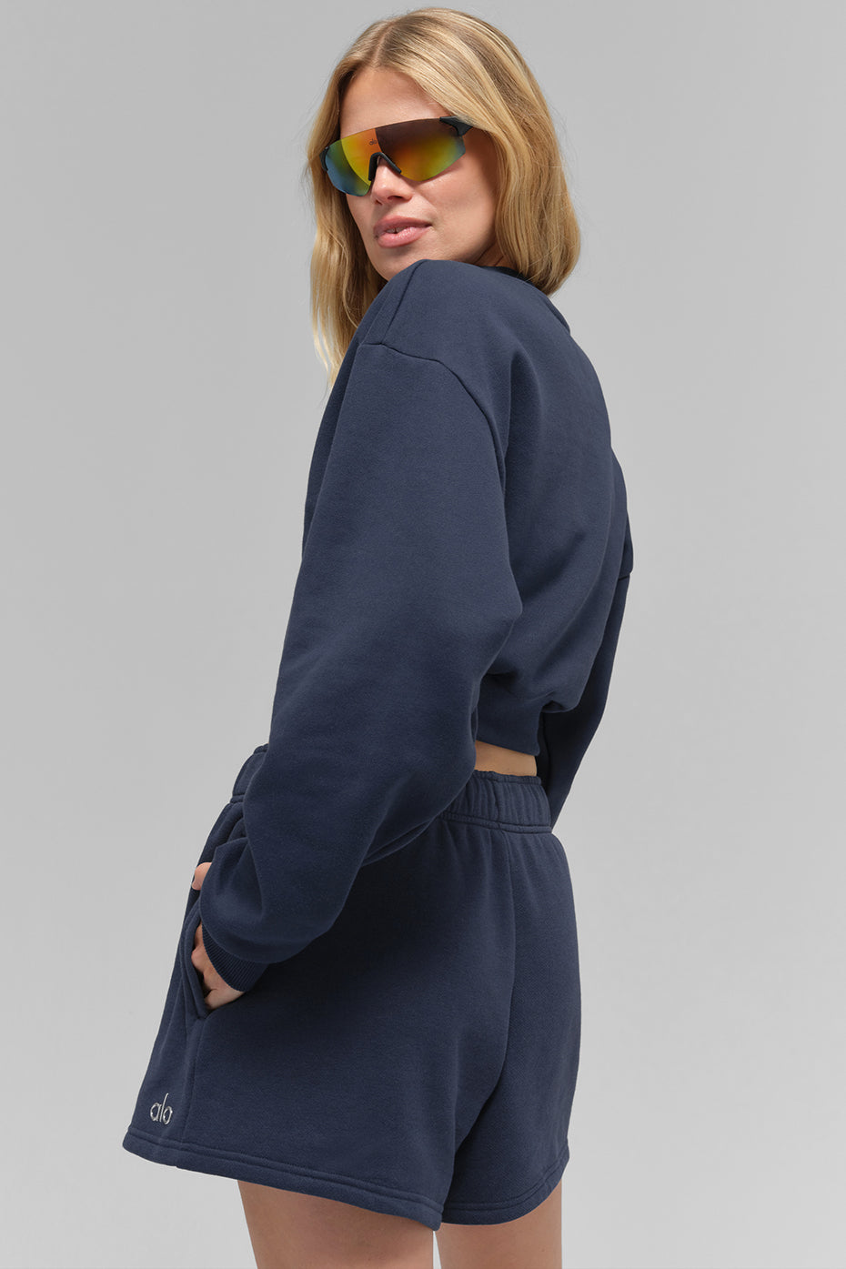 Alo Yoga Cropped Accolade Crewneck - Navy - imagen 3