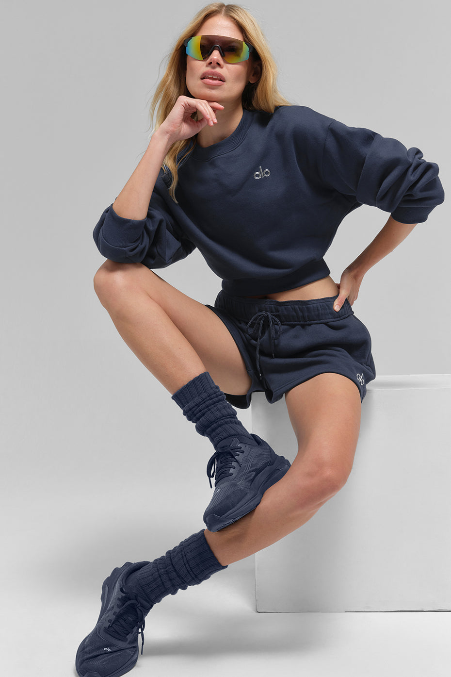 Alo Yoga Cropped Accolade Crewneck - Navy - imagen 5