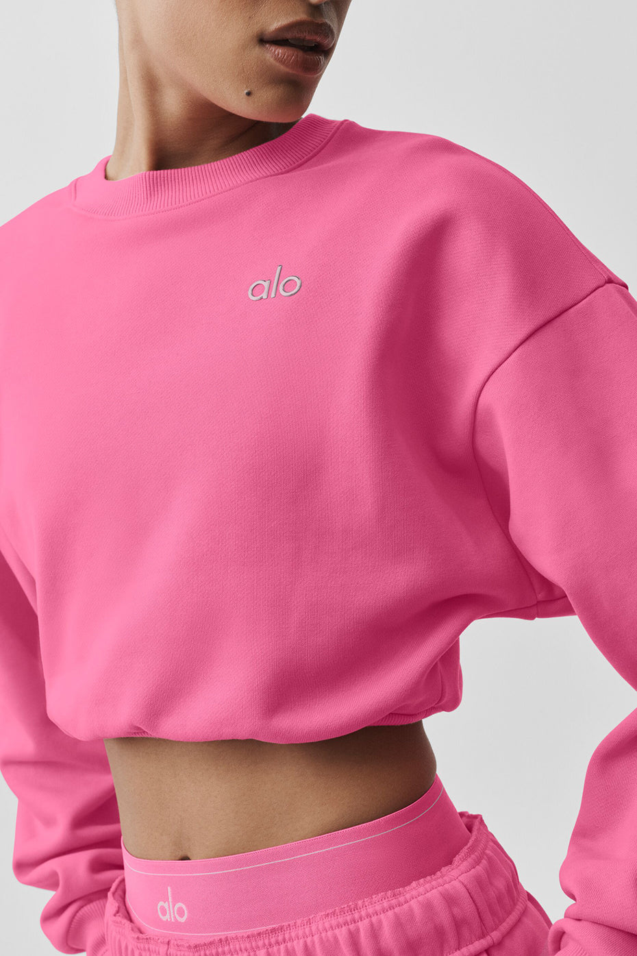 Alo Yoga Cropped Accolade Crewneck - Paradise Pink - imagen 4
