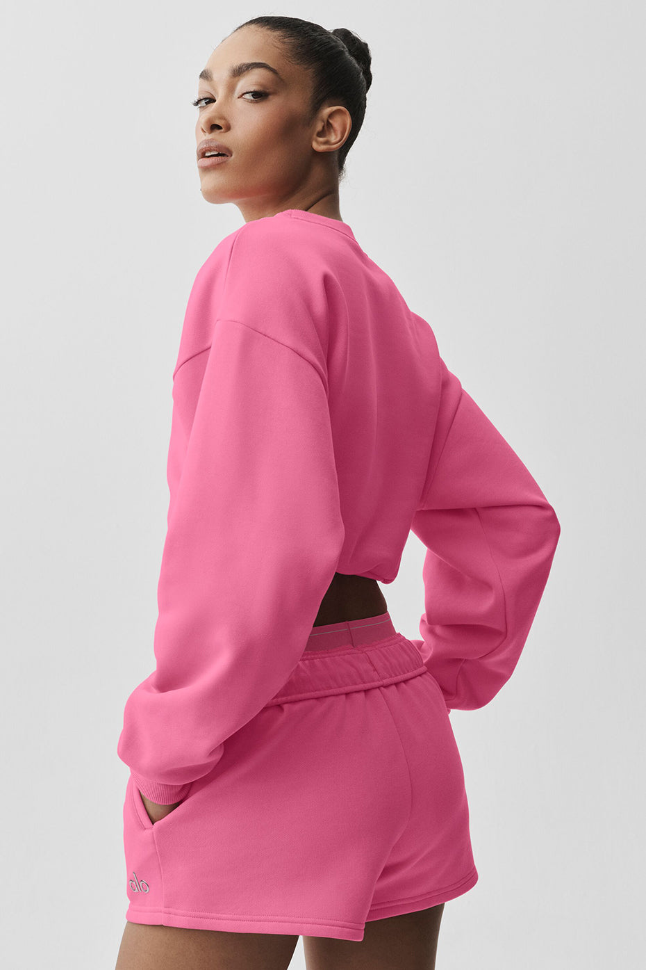 Alo Yoga Cropped Accolade Crewneck - Paradise Pink - imagen 2