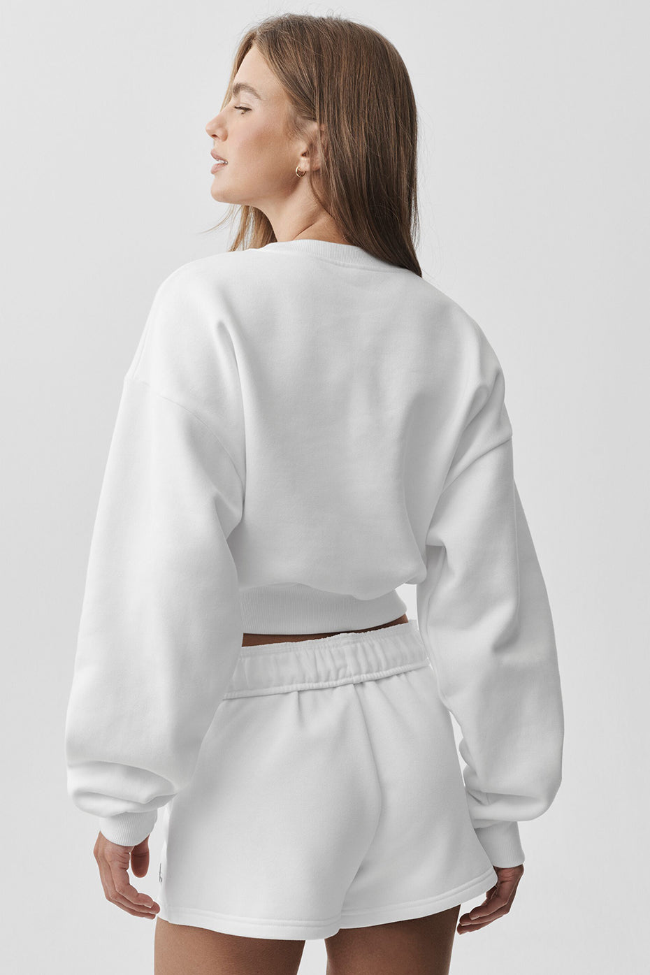 Alo Yoga Cropped Accolade Crewneck - White - imagen 2