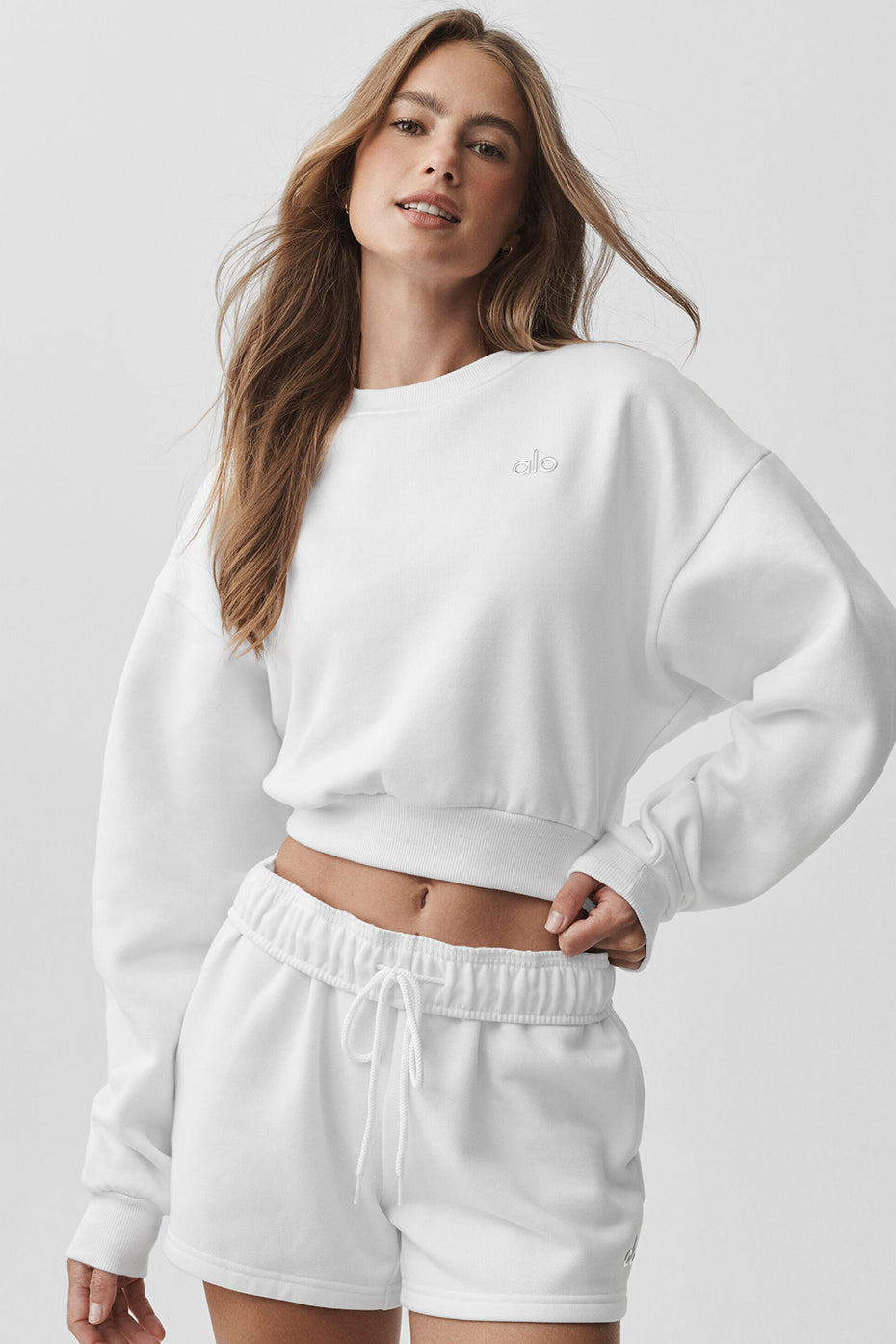Alo Yoga Cropped Accolade Crewneck - White - imagen 3