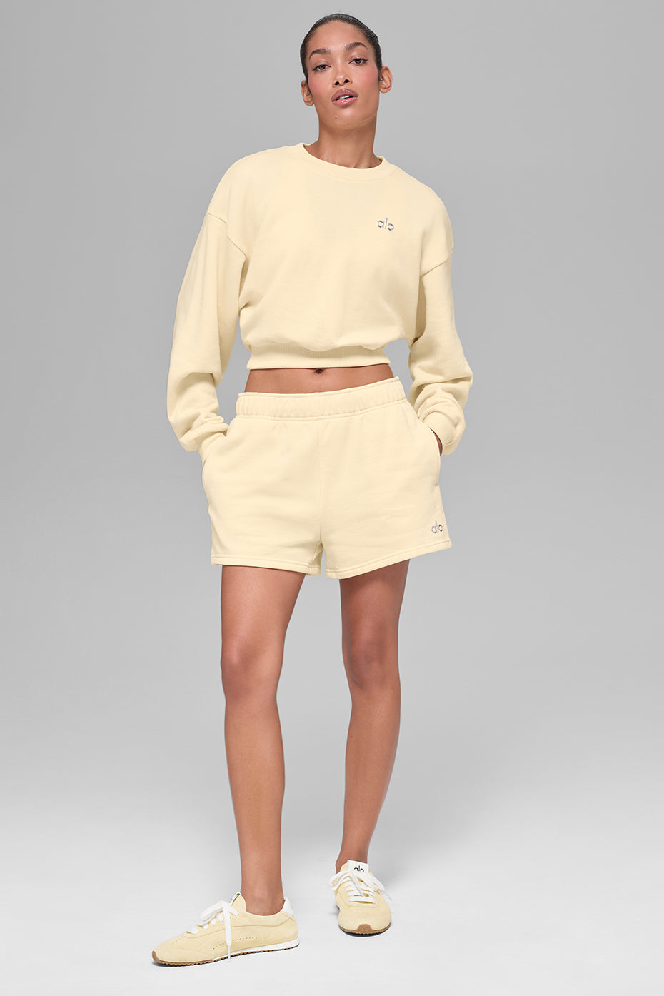 Alo Yoga Cropped Accolade Crewneck - Candlelight Yellow - imagen 6