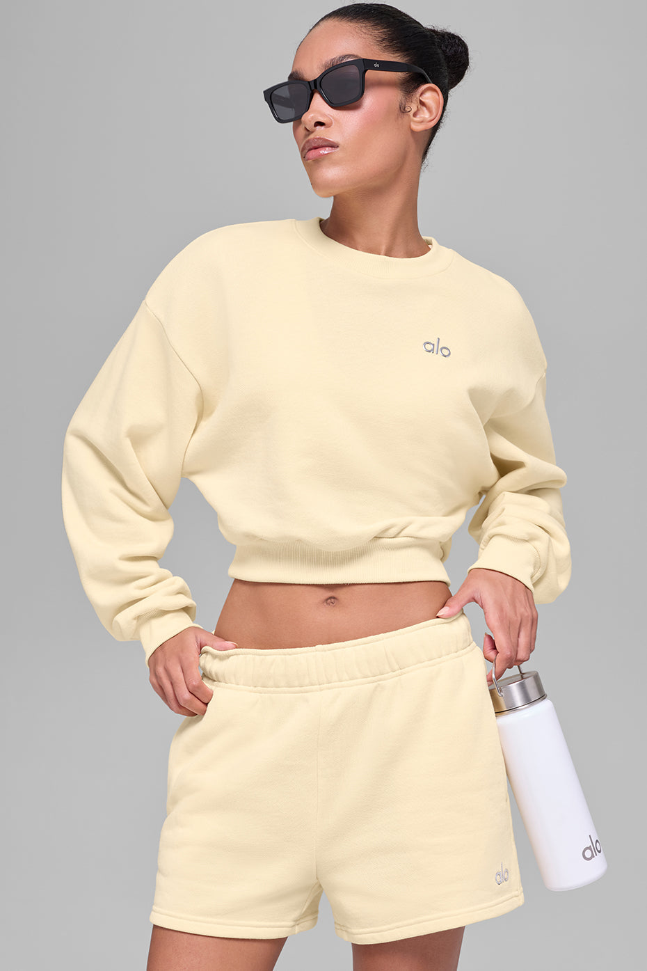 Alo Yoga Cropped Accolade Crewneck - Candlelight Yellow - imagen 3