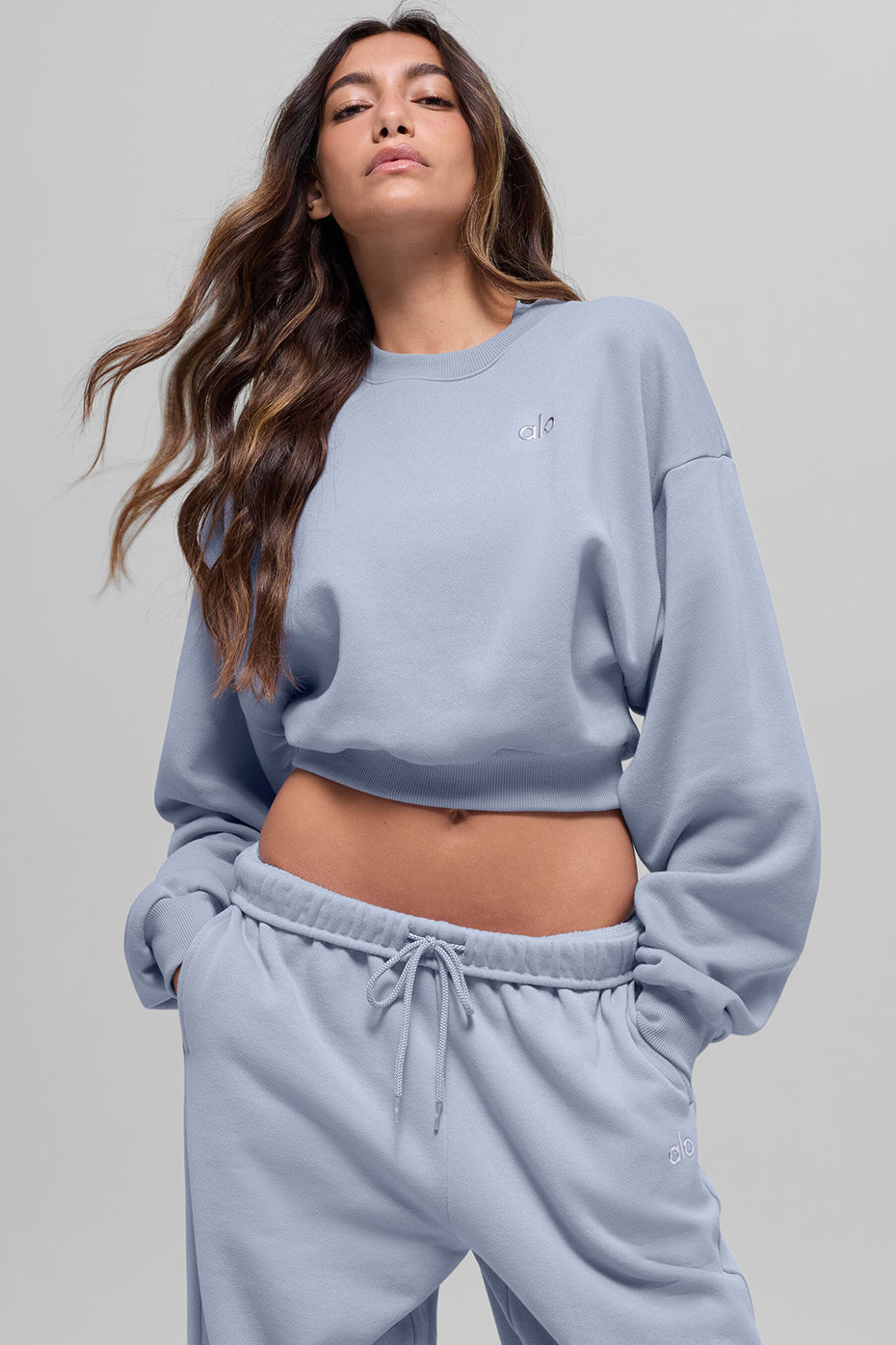 Alo Yoga Cropped Accolade Crewneck - Winter Frost - imagen 4