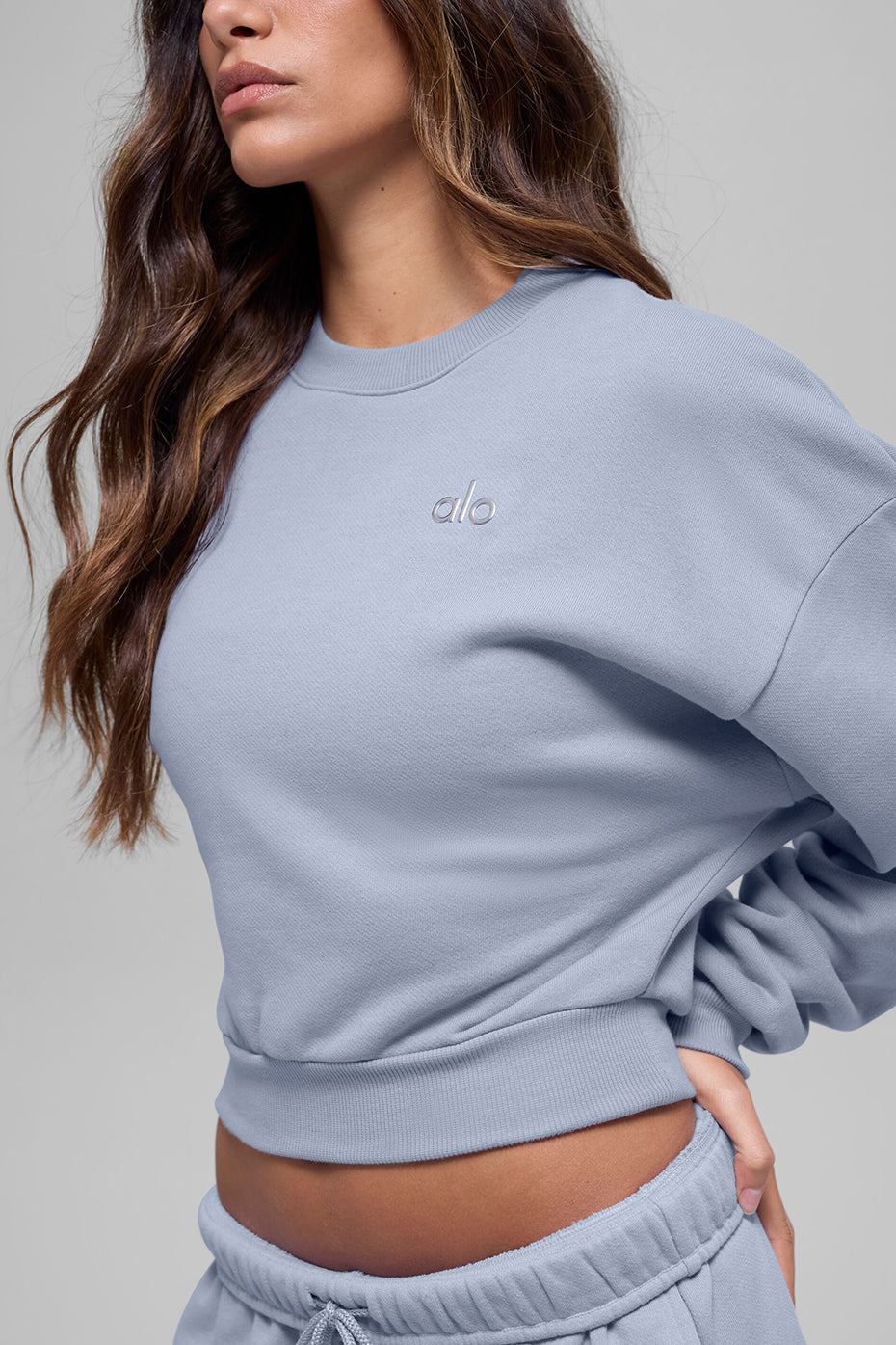 Alo Yoga Cropped Accolade Crewneck - Winter Frost - imagen 5