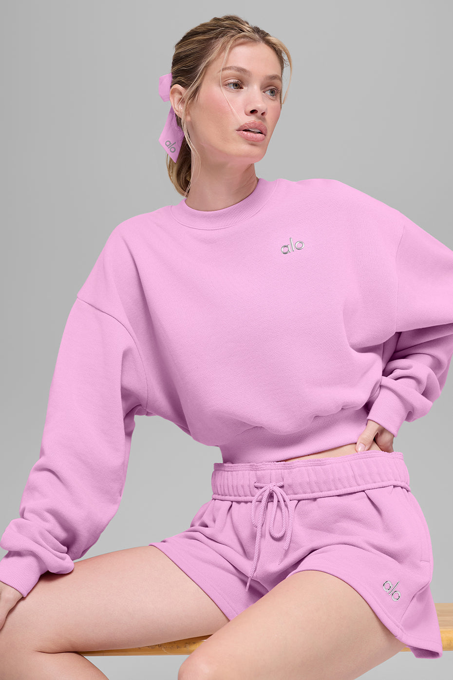 Alo Yoga Cropped Accolade Crewneck - Candy Heart Pink - imagen 4