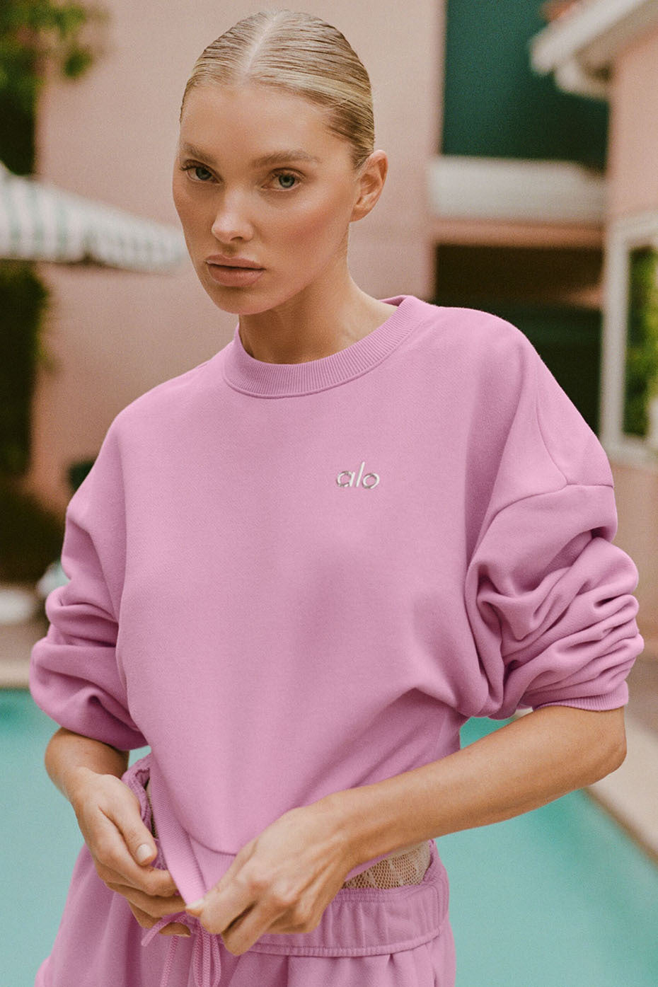 Alo Yoga Cropped Accolade Crewneck - Candy Heart Pink - imagen 1