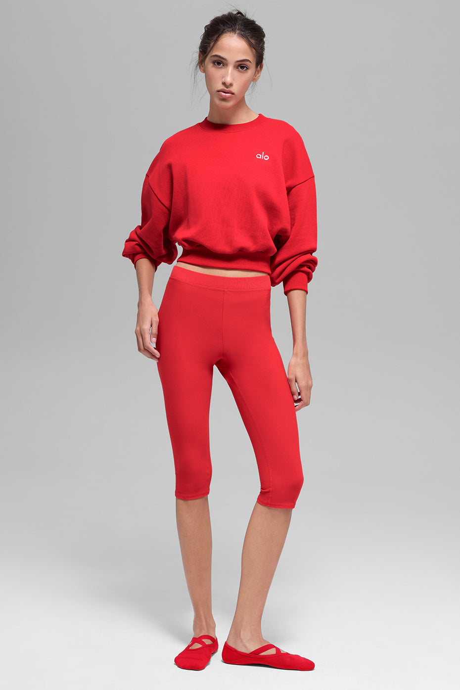 Alo Yoga Cropped Accolade Crewneck - Bright Red - imagen 4