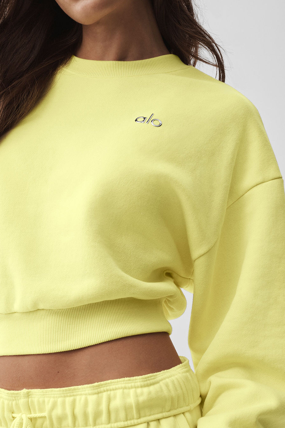 Alo Yoga Cropped Accolade Crewneck - Sunshine - imagen 4
