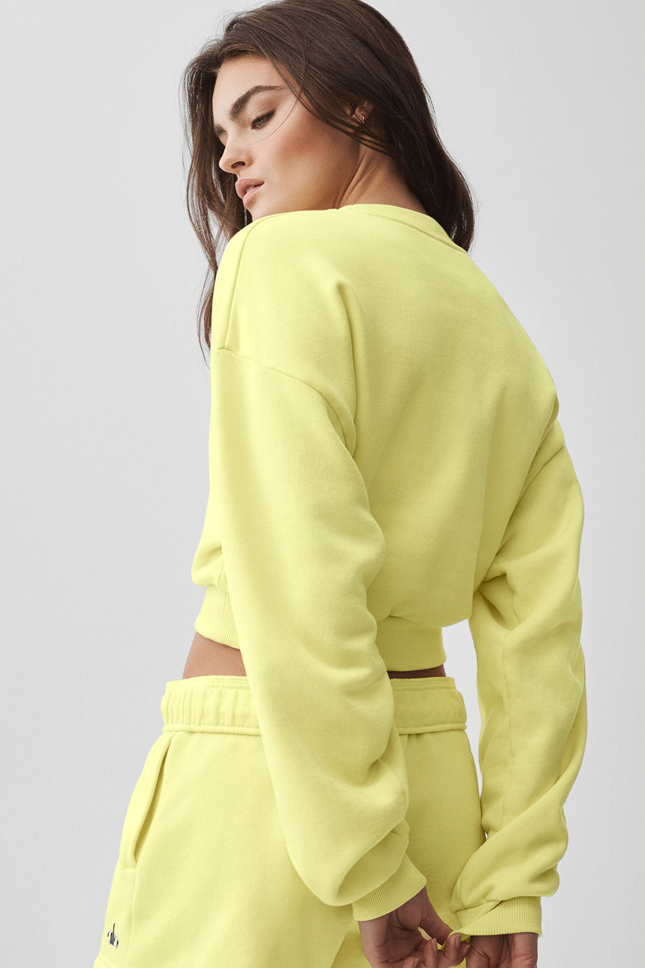 Alo Yoga Cropped Accolade Crewneck - Sunshine - imagen 2