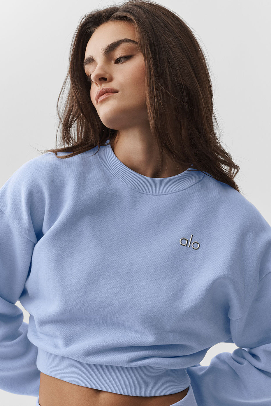 Alo Yoga Cropped Accolade Crewneck - Light Provence Blue - imagen 4