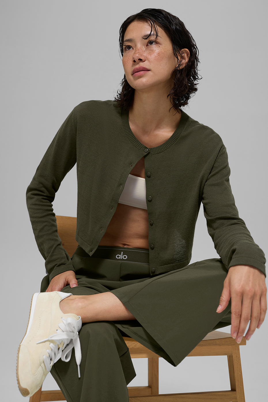 Alo Yoga Supernatural Sweater Cardigan - Green Olive - imagen 3