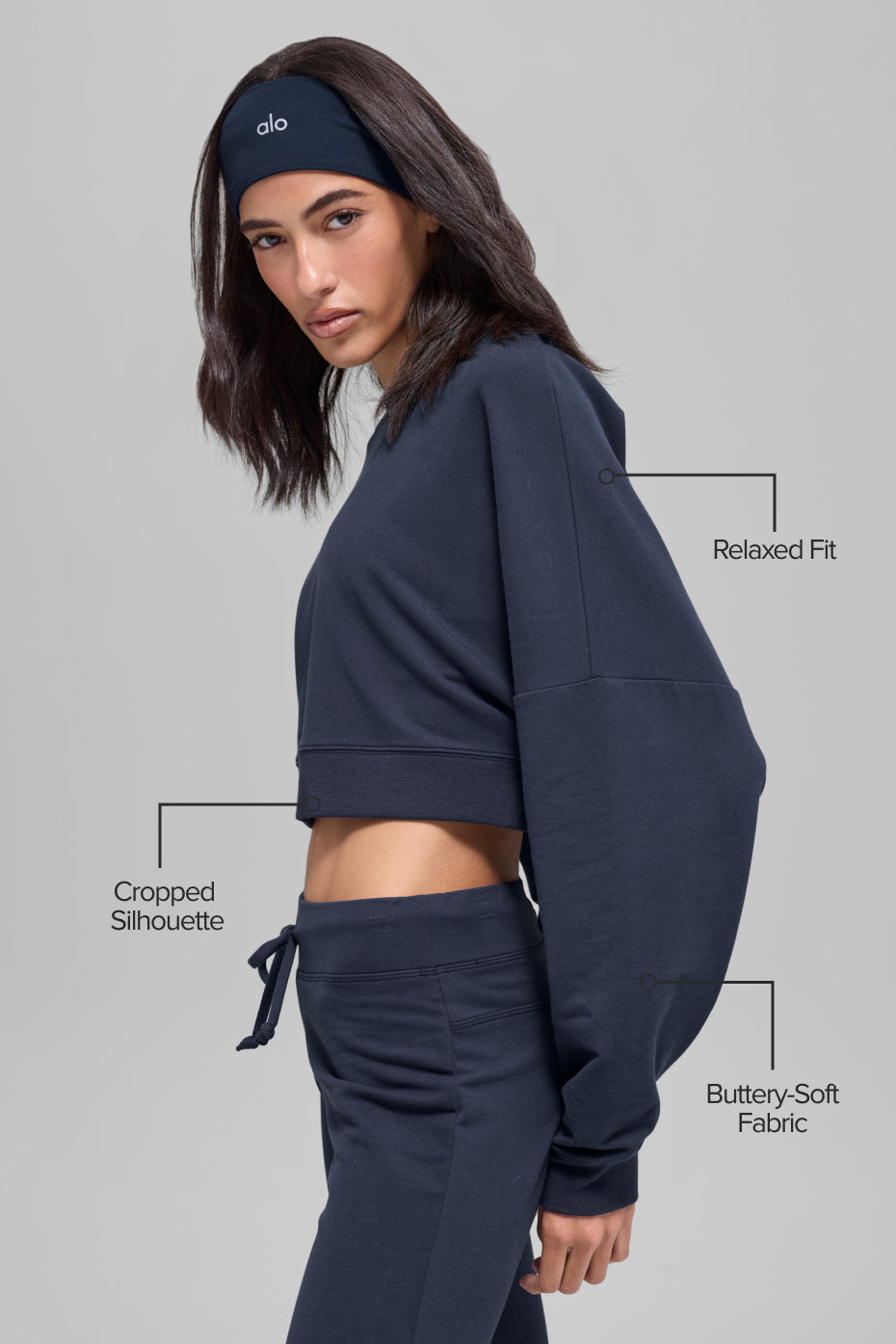 Alo Yoga Cropped Sway Crew Neck Pullover - Navy - imagen 2